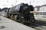 Besonderen Komfort boten die zwar neuen aber für eine lange Reise nicht sehr bequemen Bn-Wagen "Silberlinge" im D 263 nach Dresden sicherlich nicht. 01 502 (Bw Wittenberge) wird den Zug von Hamburg-Altona bis Schwerin befördern. (13.07.1970) <i>Foto: Kurt Reimelt</i>