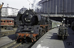 03 298 war die letzte gebaute Maschine der Baureihe 03 und wurde am 07. Januar 1938 fabrikneu dem Bw Rostock zugeteilt. 28 Jahre später wartet die inzwischen in Wittenberge stationierte Lok mit D 159 nach Dresden in Hamburg Hbf auf Ausfahrt, die um 8.05 Uhr erfolgen wird. (01.06.1966) <i>Foto: Kurt Reimelt</i>
