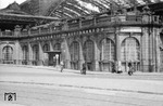 Vom alten Kölner Hauptbahnhof blieb lediglich der alte Wartesaal erhalten (hier Zustand 1950). Heute finden dort Veranstaltungen statt, wie die bekannten "Mitternachtsspitzen". (1950) <i>Foto: Fischer</i>