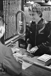 Am Fahrkartenschalter in Köln Hbf. (1940) <i>Foto: RBD Köln (Felten)</i>