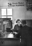 Blick in die Fahrkartenausgabe Köln-Deutz mit einem für die damalige Zeit ungewöhnlichen "offenen" Schalter.  (1940) <i>Foto: RBD Köln (Felten)</i>