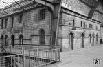 Detailstudie am Empfangsgebäude des Bahnhofs Wuppertal-Elberfeld (heute Hbf) mit den Stützen der ehemaligen Haupthalle, die alle Gleise überspannte. Mit viel Geld wurde zwischenzeitlich versucht, den historischen Charakter des ersten Großstadtbahnhofs Westdeutschlands wieder herzustellen.  (29.01.1957) <i>Foto: Helmut Säuberlich</i>