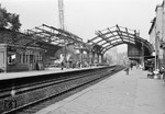 Abriss der Bahnhofshalle in Wuppertal-Elberfeld (heute Hbf). Nachdem die Halle beim schweren Bombenangriff auf Elberfeld am 24.06.1943 stark in Mitleidenschaft gezogen worden war und nur provosorisch in einem Teilbereich wiederhergestellt werden konnte, entschloss sich die BD Wuppertal im Zuge des Modernisierungsprogramms Anfang der 1960er Jahre zum Komplettabriss.  (30.05.1963) <i>Foto: Helmut Säuberlich</i>
