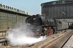 01 0527 vor D 1332 nach Westerland im Bahnhof Berlin-Zoologischer Garten. Das Ausfahrsignal steht aus Platzgründen ausnahmsweise links vom Gleis und sollte korrekterweise mit dem Signal Ne 4 (DR: So 2) gekennzeichnet sein. (24.08.1976) <i>Foto: Peter Schiffer</i>