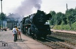 41 1303 fährt mit P 3226 aus Sangerhausen in den Bahnhof Blankenheim (Krs Sgh) ein. Die einzigen Fahrgäste interessierten sich allerdings mehr für den Westwagen des Fotografens, das am Stellwerk "Bof" parkt, als für das Dampfroß, das sie befördern soll. (22.08.1983) <i>Foto: Joachim Bügel</i>