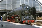 Die bestens gepflegte Dresdner 01 2204 vor D 673 im Berliner Ostbahnhof. (09.09.1977) <i>Foto: Wolfgang Bügel</i>
