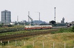 Der Triebwagen 184 002-4 im Bw Berlin-Rummelsburg. Bei dem Fahrzeug handelt es sich um den ehemaligen VT 137 291 (Bauart Ruhr). Anfang der 1970er Jahre erhielt das Fahrzeug mit Einführung des neuen DR-Nummernsystems die Bezeichnung 184. Interessant ist die abweichende Farbgebung zu den anderen bei der DR verbliebenen VT 184 ohne schwarze Langträgerverkleidung und die fehlende Zierlinie oberhalb der Fenster.  (31.07.1977) <i>Foto: Wolfgang Bügel</i>