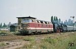 Recht unerfreulich waren solche überraschenden Vorspanndienste wie hier mit 118 276 vor der Zuglok 01 2066 des D 673 (Berlin - Dresden) in Berlin Ostkreuz. (31.07.1977) <i>Foto: Wolfgang Bügel</i>