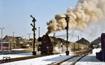 03 2150 erhält Ausfahrt aus dem östlichen Bahnhof Deutschlands. Die Görlitzer Lok wird P 5804 nach Cottbus bringen. Die verkürzten Hauptsignale stammen noch aus der Zeit, als in Görlitz der Fahrdraht aus Schlesien endete.  (20.02.1978) <i>Foto: Wolfgang Bügel</i>