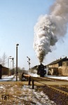 03 2095 mit P 3807 in Pommritz, einem Unterwegsbahnhof zwischen Bautzen und Löbau. (20.02.1978) <i>Foto: Wolfgang Bügel</i>