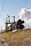 Die schöne Signalbrücke stand in der Ostausfahrt von Kubschütz, östlich von Bautzen. 03 2150 erhält mit P 3807 am Zugschluss die Schubunterstützung der nicht mehr im Bild sichtbaren 52 1630. (21.02.1978) <i>Foto: Wolfgang Bügel</i>