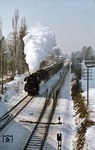 Großhartau liegt zwischen Arnsdorf und Bischofswerda. Ein einsamer Weichenreiniger wartet die Ausfahrt des P 3807 mit 03 2095 ab. (20.02.1978) <i>Foto: Wolfgang Bügel</i>