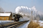 Außer der Baureihe 03 war auf der Strecke Dresden - Görlitz auch die allgegenwärtige Baureihe 52 anzutreffen, hier in Form der rekonstruierten Bautzener 52 8016 (ex 52 2886) in der Nähe von Arnsdorf. (20.02.1978) <i>Foto: Wolfgang Bügel</i>