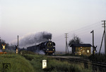 Frühmorgens dampft die Saalfelder 01 0513 die durch noch feuchten Wiesen bei Neustadt (Orla) auf ihrer Fahrt nach Gera. (04.09.1981) <i>Foto: Jürgen Schieferdecker</i>