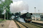 Die zum Bw Eberswalde gehörende 44 0235 (44 1235) absolviert ihre Lastprobefahrt des RAW Meiningen als Vorspannlok vor 95 0027 mit Dg 54445 nach Eisfeld. Aufnahme im Bahnhof Themar. (20.04.1981) <i>Foto: Wolfgang Bügel</i>