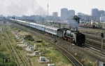Der D 1275 "Metropol" fuhr von Rostock-Hbf über Neustrelitz, Berlin-Ostbahnhof, Dresden-Hbf, Bad Schandau, Decin hln, Praha, Brno hln, Bratislava hln, Sturovo nach Budapest Keleti pu. Gebildet wurde der Zug aus Wagen der DR und MAV. Zuglok von Berlin bis Dresden ist hier 01 2069 des Bw Dresden.  (30.07.1977) <i>Foto: Wolfgang Bügel</i>