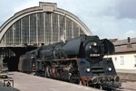 01 0533 wartet vor der 1911 erbauten Bahnhofshalle von Gera Hbf mit P 3025 nach Saalfeld auf den Abfahrauftrag. (17.04.1981) <i>Foto: Wolfgang Bügel</i>