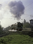 Die als schnellste betriebsfähige Dampflok der Welt geltende 18 201 verlässt mit einem Sonderzug den Bahnhof Radebeul. Links zweigen die Gleise der 750 mm Schmalspurbahn nach Radeburg ab. (05.1981) <i>Foto: Robin Fell</i>