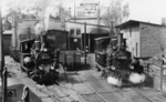 99 5701 (Hohenzollern, Baujahr 1897) und 99 5633 (Jung, Baujahr 1917) im Bw Straupitz der Spreewaldbahn. Lok 99 5633 ist heute noch als "SPREEWALD" beim Deutschen Eisenbahn-Verein (DEV) in Bruchhausen-Vilsen im Einsatz. (1968) <i>Foto: Archiv Ludger Kenning</i>