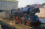 Der Dampftag in Berlin begann immer im Bahnhof Zoo mit dem Ex 1316 "Berlinaren" und einer 03.10, da für Westbürger die Grenze zu solch früher Stunde noch nicht geöffnet war. Mit etwas Glück erwischte man dann noch eine der zwei mit Oberflächenvorwärmer ausgerüsteten Stralsunder Maschinen. (29.08.1977) <i>Foto: Wolfgang Bügel</i>
