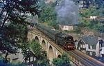 Mittlerweile hat P 18004 mit 95 0020 in Lauscha Kopf gemacht und fährt über das 93 m lange Stadtviadukt in Richtung Ernstthal. (18.09.1977) <i>Foto: Wolfgang Bügel</i>
