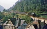 95 0045 hat mit P 18001 die ersten Häuser von Lauscha ereicht und wird gleich im Bahnhof Kopf machen, um rückwärts bis Sonneberg zu fahren. (19.09.1977) <i>Foto: Wolfgang Bügel</i>