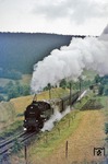 Aus dem Haltepunkt Lippelsdorf ging es direkt in die 33 o/oo Steigung nach Schmiedefeld. Nach einem Regenschauer kam 95 0027 das hohe Dienstgewicht von 127 t entgegen, sodass sie P 18005 schleuderfrei beschleunigen konnte. (19.09.1977) <i>Foto: Wolfgang Bügel</i>