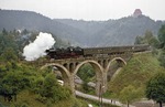 65 1010 mit Sonderzug P 24804 auf dem Plothental-Viadukt in Ziegenrück. (24.09.1977) <i>Foto: Wolfgang Bügel</i>