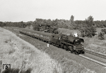 35 1053 des Bw Lutherstadt Wittenberg kurz vor 17 Uhr beim Abzweig Glasower Damm mit dem P 3517 (Berlin-Schönefeld – Halle/Saale). Der damals noch zweigleisige (ab 1983 viergleisig ausgebaute) Abschnitt zwischen hier und dem Flughafenbahnhof Schönefeld war damals einer der am stärksten frequentierten der DR, auch die 01er nach/aus Dresden kamen hier vorbei. Jenseits der Strecke befindet sich heute ein Golfclub, diesseits ein Heimwerkermarkt. (19.06.1973) <i>Foto: Hans-Joachim Simon (Archiv Ludger Kenning)</i>