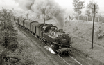 Mit einem Personenzug aus ehemaligen Länderbahnwagen hat 86 773 des Bw Pirna das Elbtal verlassen und dampft jetzt am Kiesberg in Pirna-Copitz bergauf Richtung Neustadt/Sa. (08.1964) <i>Foto: Hans-Joachim Simon (Archiv Ludger Kenning)</i>