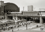 Mit D 965 (Plauen – Görlitz) hat 250 157 den Dresdener Hauptbahnhof erreicht. Unten auf der Juri-Gagarin-Straße (heute Fritz-Löffler-Str.) herrscht bei der Straßenbahn derweil Hochbetrieb. (27.05.1982) <i>Foto: Hans-Joachim Simon (Archiv Ludger Kenning)</i>