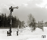 Am Einfahrsignal des Bahnhofs Bertsdorf ist es noch ruhig, aber gleich wird die Einheitslok 99 1735 nach Zittau abfahren. (27.02.1979) <i>Foto: Hans-Joachim Simon (Archiv Ludger Kenning)</i>