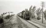 Die Strecke Dessau – Köthen – Bernburg – Güsten – Aschersleben war jahrzehntelang eine Domäne der P8, die bis Ende der 1960er Jahre zahlreich in Roßlau, Dessau, Köthen, Güsten und Aschersleben beheimatet war. Nahezu jeder Reisezug bis hin zu den Eilzügen Aschersleben – Dessau – Berlin wurde mit der P8 bespannt. Hier ist die Dessauer 38 2266 bei Bernburg mit P 667 (Aschersleben – Dessau) unterwegs. (12.08.1967) <i>Foto: Hans-Joachim Simon (Archiv Ludger Kenning)</i>