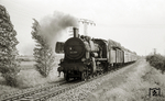 38 2501 (Bw Dessau) ist mit P 676 (Wittenberg – Dessau – Aschersleben) bei stürmischen Windverhältnissen nahe Bernburg unterwegs. (12.08.1967) <i>Foto: Hans-Joachim Simon (Archiv Ludger Kenning)</i>