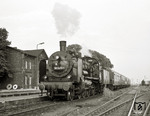 Abschied von der P8 nahm die AG 7/37 Dessau des DMV am 24.6.1972 im Rahmen einer Sonderfahrt Dessau – Köthen – Aschersleben – Frose (– Gernrode) u.z. mit der 38 2471-1. Hier wird der Sonderzug in Frose vor der Rückfahrt umrangiert. (24.06.1972) <i>Foto: Hans-Joachim Simon (Archiv Ludger Kenning)</i>