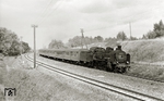 Die Roßlauer 38 2502-3 vor P 522 (Lutherstadt Wittenberg – Dessau – Aschersleben) vor Köthen. Die P8 machte sich damals schon rar, nur noch wenige Leistungen waren ihr auf der Strecke Dessau – Aschersleben verblieben. Beheimatet waren die letzten Maschinen allesamt beim Bw Roßlau.  (16.09.1971) <i>Foto: Hans-Joachim Simon (Archiv Ludger Kenning)</i>