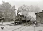 94 1292 verläßt mit P 19052 den Bahnhof Schleusingen in Richtung Schmiedefeld. Der seit 1998 nicht mehr im Reiseverkehr bediente Bahnhof war damals ein Bahnknoten mit Anschluß Richtung Themar, Ilmenau und Suhl. Auch eine Lokstation mit dreigleisigem Lokschuppen gab es hier, aber das ist alles längst Geschichte. (10.05.1974) <i>Foto: Hans-Joachim Simon (Archiv Ludger Kenning)</i>