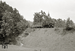 Mit einem Güterzug nach Katzhütte fährt die Saalfelder 93 1002 an der Sitzendorfer Bergkirche vorbei. (07.1968) <i>Foto: Hans-Joachim Simon (Archiv Ludger Kenning)</i>
