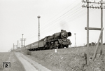 Die Saalfelder 41 189 ist mit dem P 1382 von Leipzig nach Saalfeld (Saale) zwischen Leipzig-Großzschocher und Leipzig-Knautheim unterwegs. Im Hintergrund sind die Schornsteine des VEB Kombinats GISAG, heute Gießereibetrieb Georg Fischer zu erkennen. Die Lok, die am 30.05.1959 im Raw Zwickau (Sachs) "rekonstruiert" und neu bekesselt worden war, wurde am 1.3.1976 als 41 1189-4 beim Bw Saalfeld ausgemustert. (02.1968) <i>Foto: Hans-Joachim Simon (Archiv Ludger Kenning)</i>