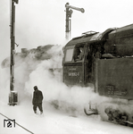 Hart war der Eisenbahnerdienst zur Dampflokzeit besonders im Winter. Mit einem Güterzug von St. Egidien nach Oelsnitz/E. legt die Reko 58 3052-6 im Bahnhof Lichtenstein einen Rangierhalt ein. Der bei diesem Wetter keineswegs hochmotivierte Rangierer stapft durch den Neuschnee zur Weiche.  (28.01.1980) <i>Foto: Ludger Kenning</i>