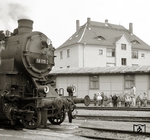 Ausflug einer Kindergartengruppe ins Bw Greiz, wo die alte preußische G 12 (die Ulmer 58 1111-2) für einen Plandampfeinsatz vorbereitet wird. Ob die Exkursion bei einzelnen Teilnehmern "bleibende Schäden" hinsichtlich des "Eisenbahnvirus" hinterlassen hat, ist nicht übermittelt. (19.04.1993) <i>Foto: Ludger Kenning</i>