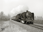 Mit dem Kindersonderzug 21610 (Berlin – Dresden) hat 01 2084 des Bw Berlin Ostbf soeben die alte Kreisstadt Großenhain in Richtung Süden passiert. (10.02.1975) <i>Foto: Hans-Joachim Simon (Archiv Ludger Kenning)</i>