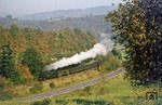 Durch das herbstliche Saaletal bei Kaulsdorf dampft 95 0024 vor P 18003 nach Sonneberg. (12.10.1977) <i>Foto: Wolfgang Bügel</i>