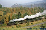 95 0024 mit P 18003 bei Kaulsdorf an der Saale. Aus dem aufsteigenden Nebel tauchte rechtzeitig Schloss Eichicht auf dem Bergvorsprung auf. Interessant ist auch die damals völlig leere Fernstraße (heute Bundesstraße 85). (12.10.1977) <i>Foto: Wolfgang Bügel</i>