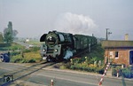 01 0513 mit E 802 nach Leipzig am Schrankenposten 45 kurz vor Könitz. (16.10.1977) <i>Foto: Wolfgang Bügel</i>