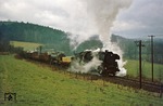 Kurz hinter der Blockstelle Kaimberg (im Hintergrund) kämpft sich 58 3003 mit Dg 51433 die Steigung nach Ronneburg hinauf. (30.12.1977) <i>Foto: Wolfgang Bügel</i>