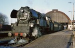 65 1030 steht abfahrbereit vor P 9015 in Gera Hbf. (31.12.1977) <i>Foto: Wolfgang Bügel</i>