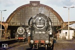 65 1030 wartet mit P 9075 den Anschluss von P 3023 aus Leipzig ab, der mittlerweile mit 01 0501 in Gera eingetroffen ist. (31.12.1977) <i>Foto: Wolfgang Bügel</i>