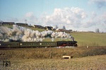 65 1030 dampft mit P 9075 aus Gera an den ersten Häusern von Ronneburg vorbei. (31.12.1977) <i>Foto: Wolfgang Bügel</i>
