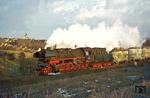58 3028 entstand am 07. März 1960 aus Umbau (Rekonstruktion) der 58 1630 (Baujahr 1920) im RAW Zwickau. Sie war noch bis 17. August 1981 beim Bw Glauchau im Einsatz. Hier verlässt sie Ronneburg mit einem Güterzug nach Gera. (31.12.1977) <i>Foto: Wolfgang Bügel</i>